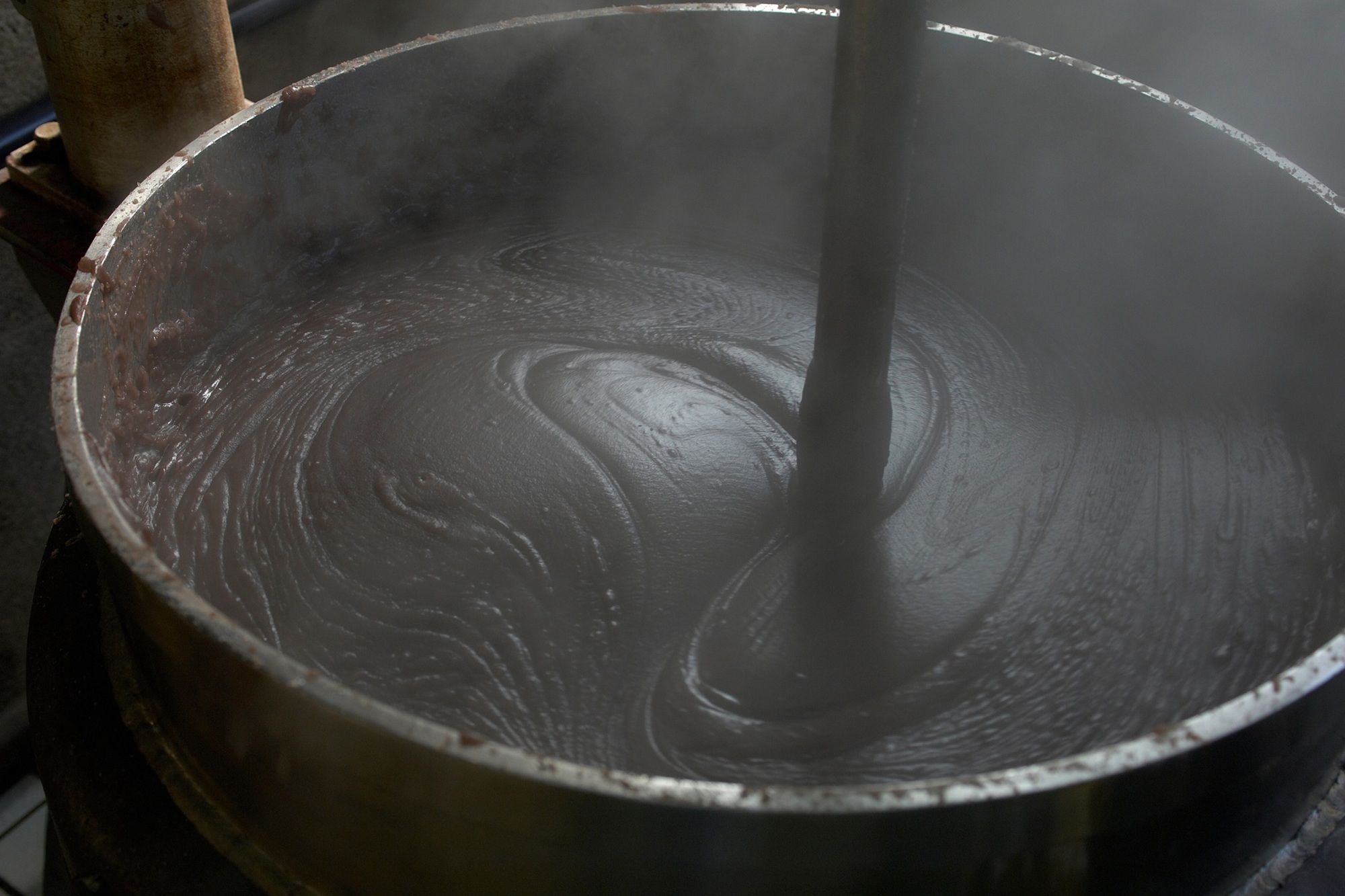 直火銅鍋での炊き上げと練り工程。職人の微調整で照りとなめらかさを引き出す